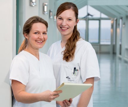Pflegerinnen am UKR mit Patientenakte