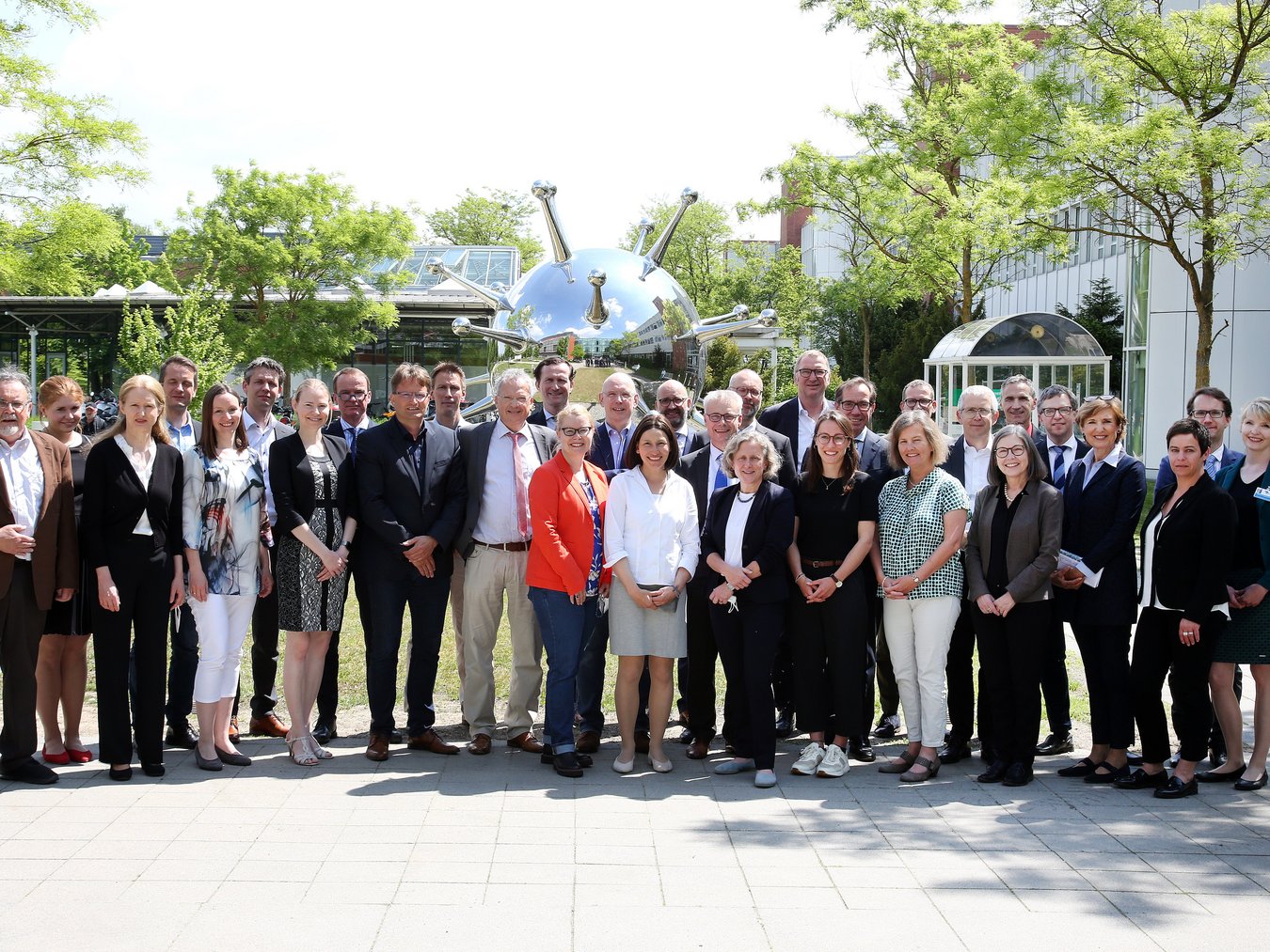 UKR_CCC_Gruppenbild: Alle Mitarbeiter des onkologischen Spitzenzentrums CCC WERA