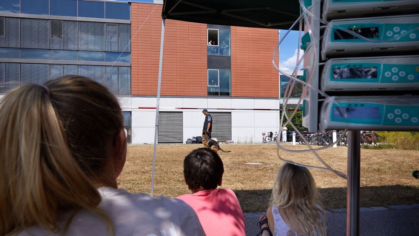 UKR, Uniklinikum Regensburg, Universitätsklinikum Regensburg, Kinder- und Jugendmedizin, KUNO, HZA, Hauptzollamt Regensburg, Zoll-Hundestaffel