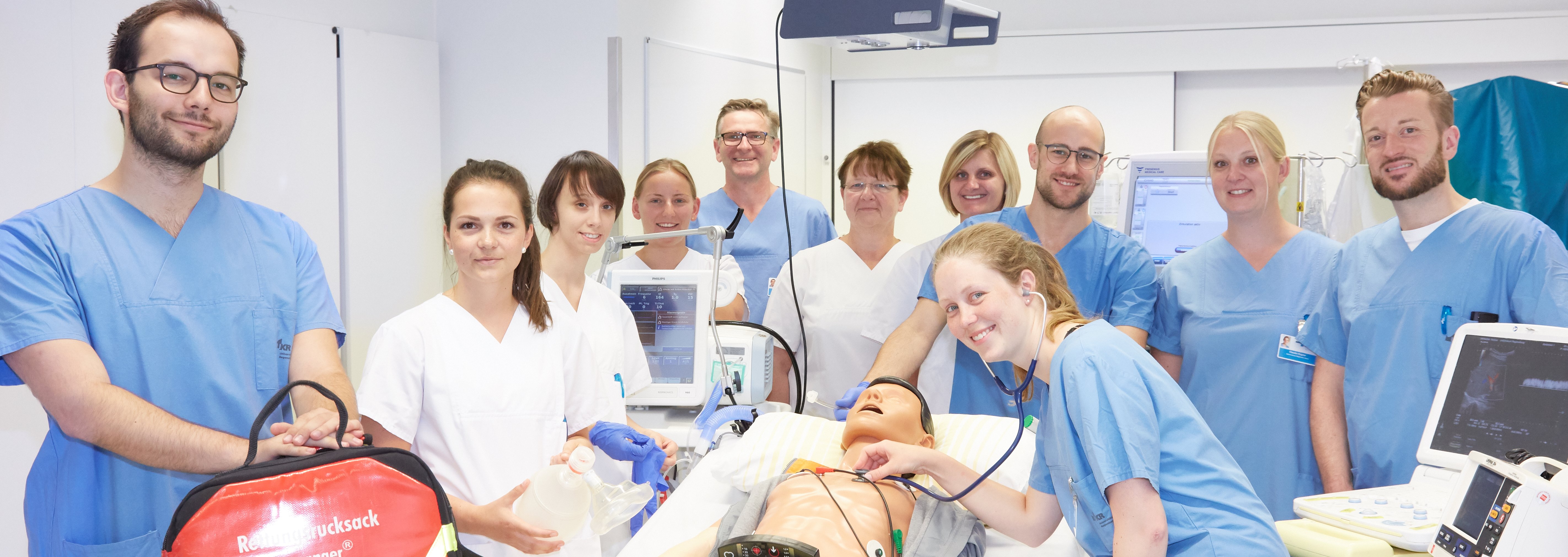Team der Ausbildungsstation des Regensburger Modells am UKR übt an Patientenpuppe