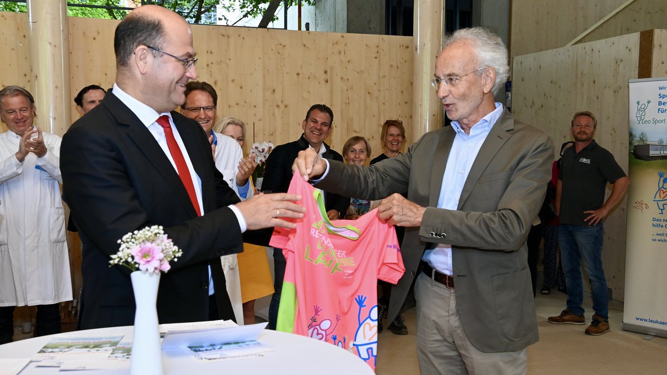 Laufshirt Übergabe Übergabe eines Laufshirts