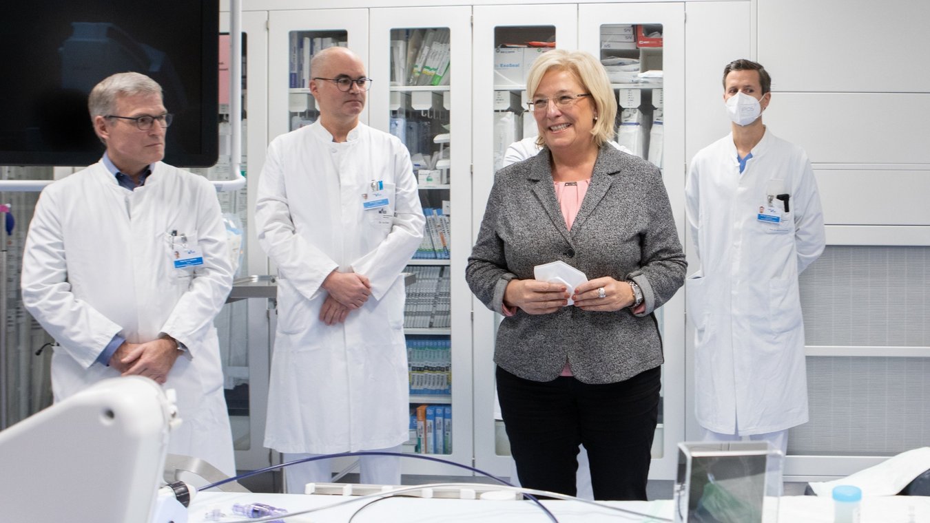 UKR_Herzkatheter_Politik.jpg: Sylvia Stierstorfer im Herzkatheterlabor