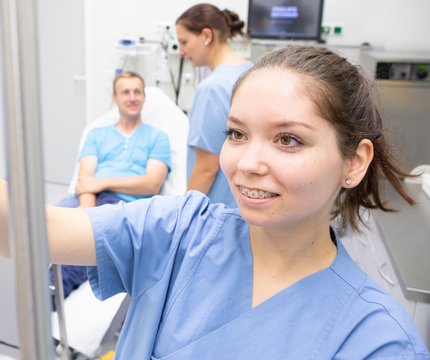 Medizinische Fachangestellte in Ausbildung am UKR bei Patientenversorgung