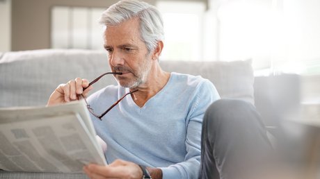 Rentner liest Zeitung