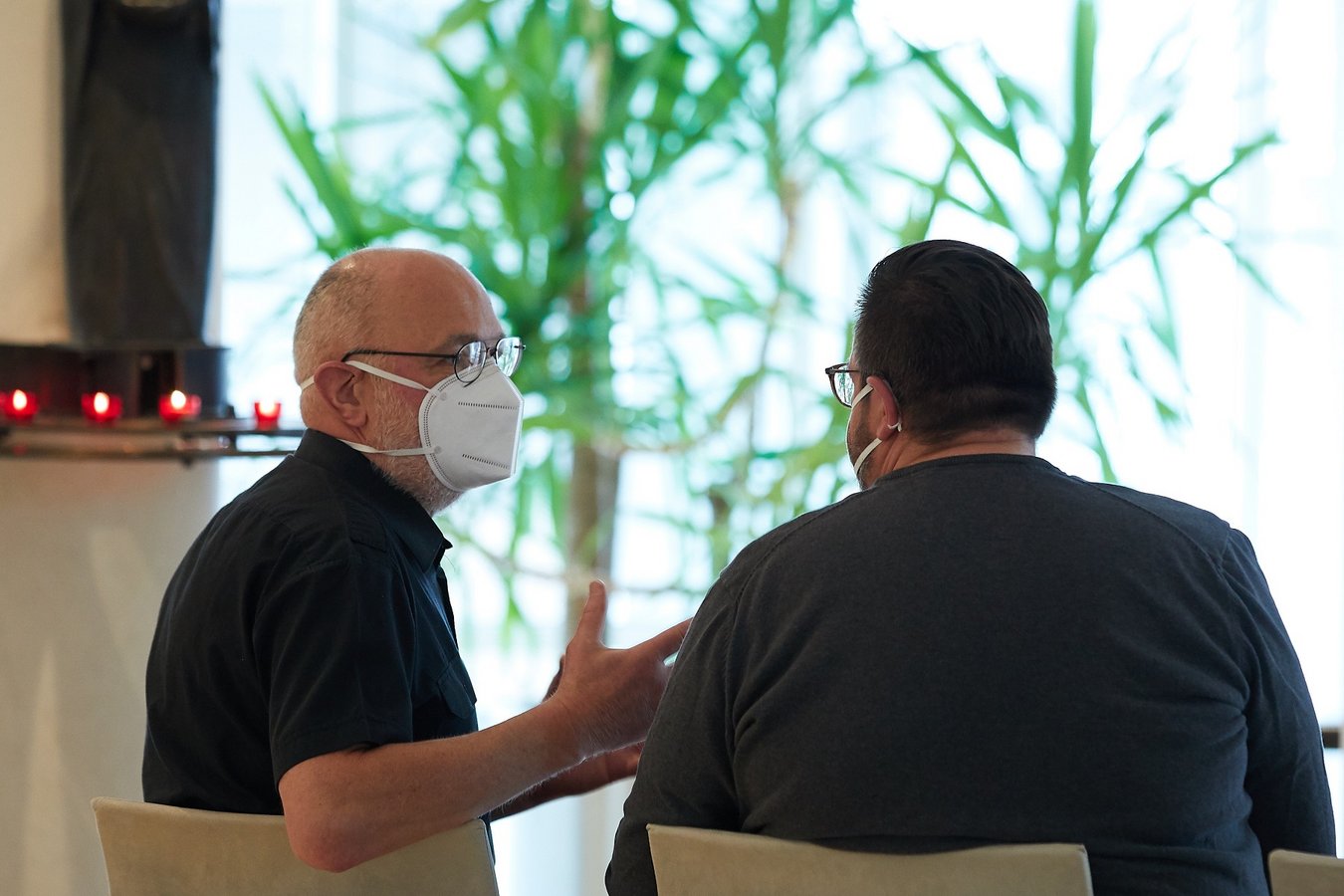 Uniklinikum Regensburg, Regensburg, UKR, Universitätsklinikum Regensburg, Seelsorge, Klinikseelsorge, Gespräch, Pater, Priester, Seelsorger, Patient, Coronavirus, Coronavirus-Pandemie, COVID-19
