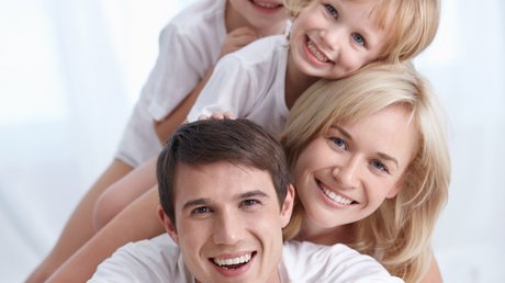 Vierköpfige Familie posiert für Bild