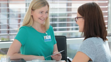 Zwei Frauen unterhalten sich im Beratungskontext