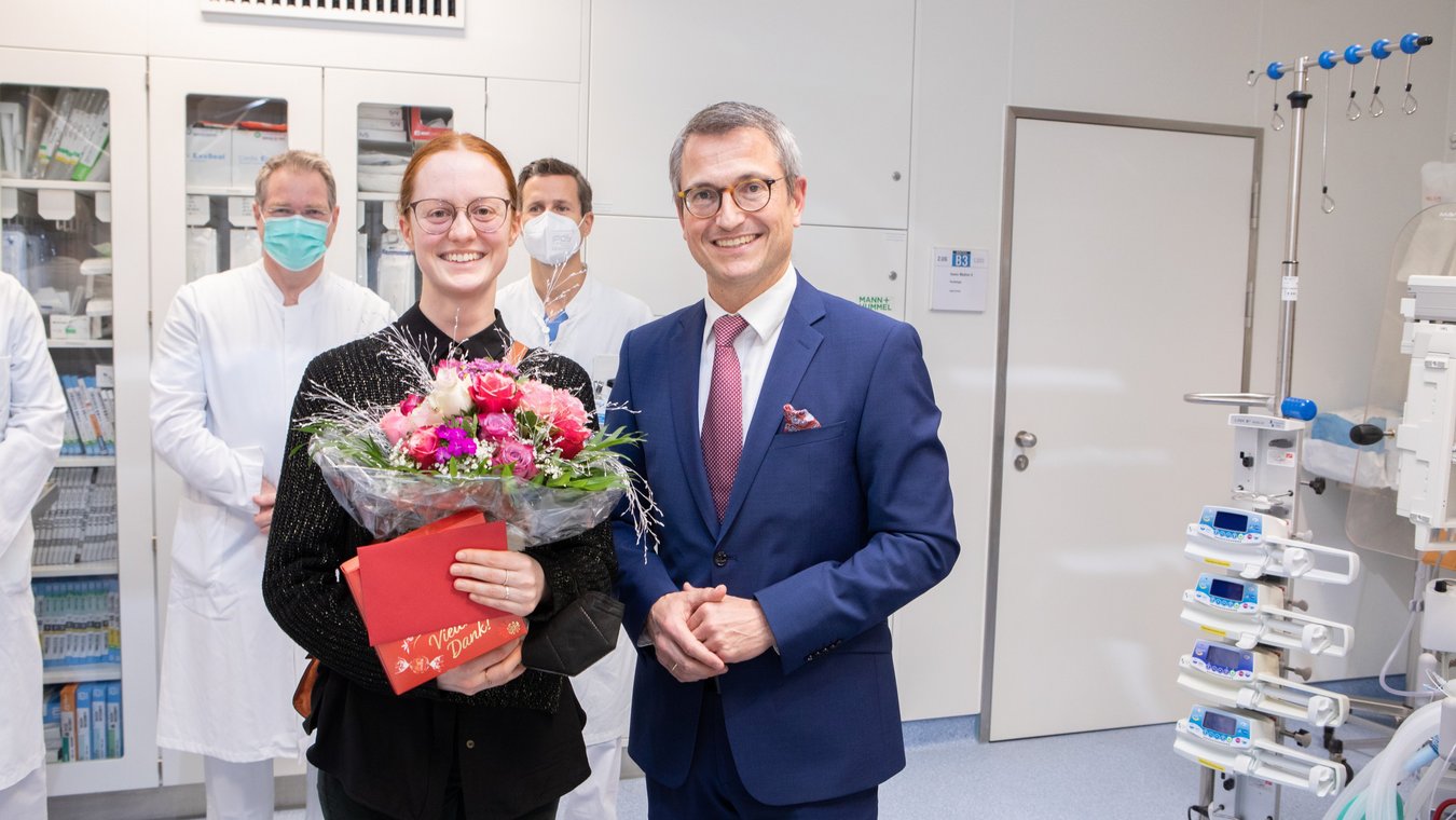 UKR_Herzkatheter_Bild.jpg: Professor Maier übergibt Blumen an Laura Wittmann