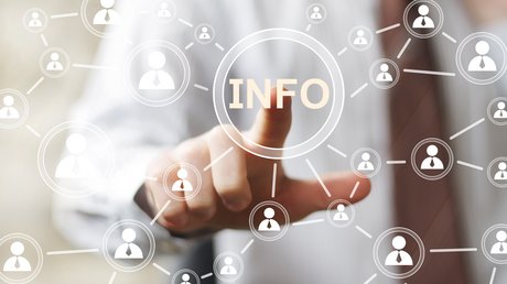 Mann tippt mit Finger auf einen weißen Info-Button