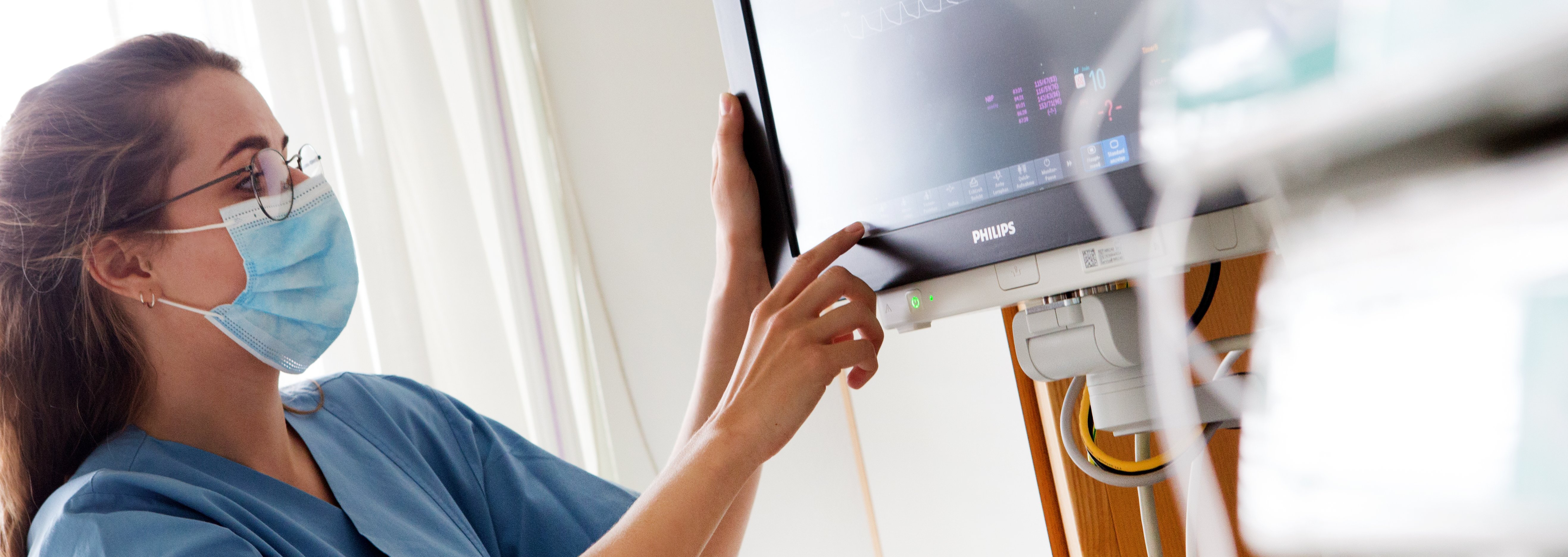 Pflegespezialistin am UKR überwacht Patientenmonitor