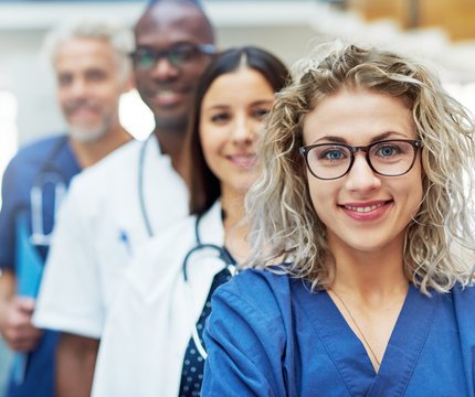 Medizinische Mitarbeiter am UKR in Arbeitskleidung