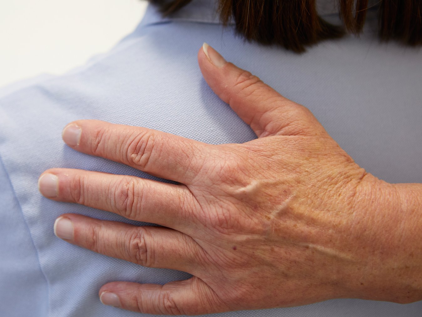Hand auf Schulter