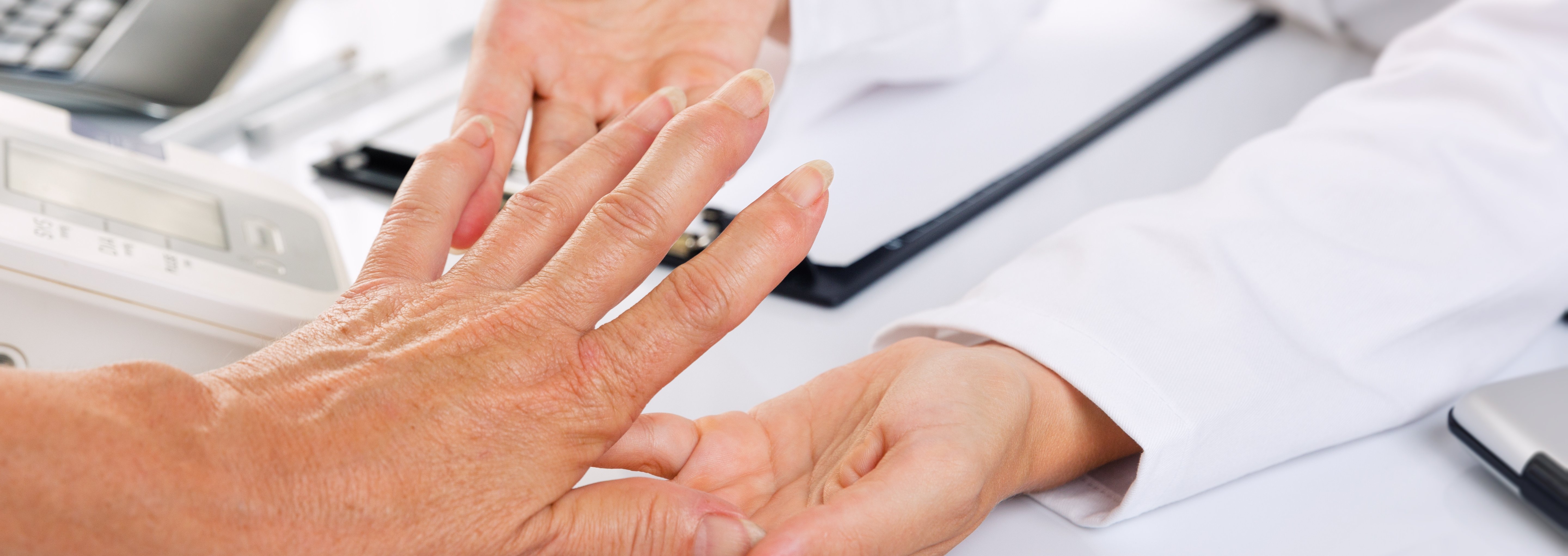 [Translate to englisch:] Rheumatologische Untersuchung am UKR