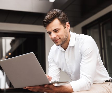 Mitarbeiter arbeitet am Laptop