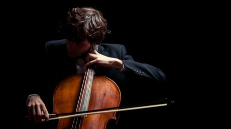 Ein Cellist spielt